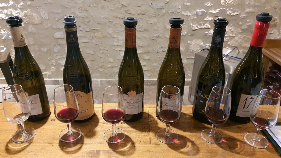 Dégustation de vins de Vacqueyras dans une cave
