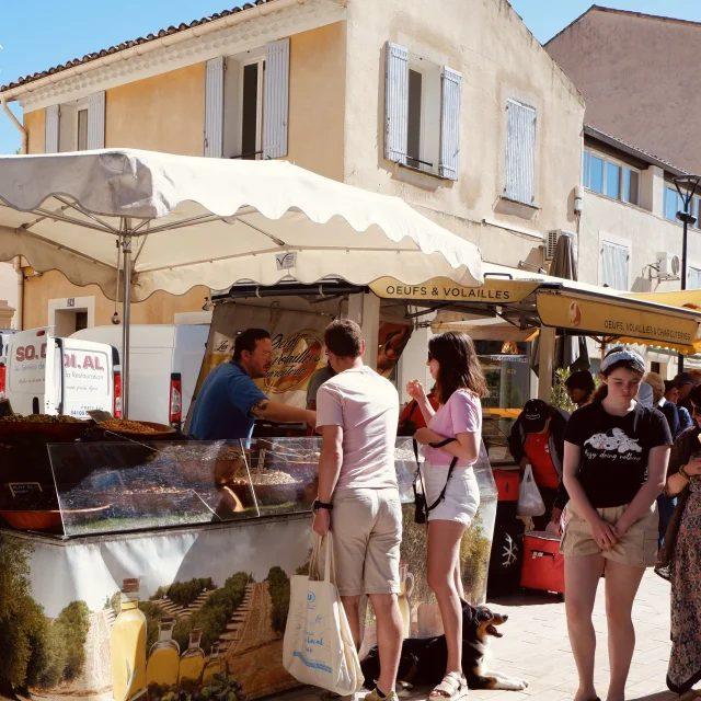 Marché provençal, étal de produits locaux