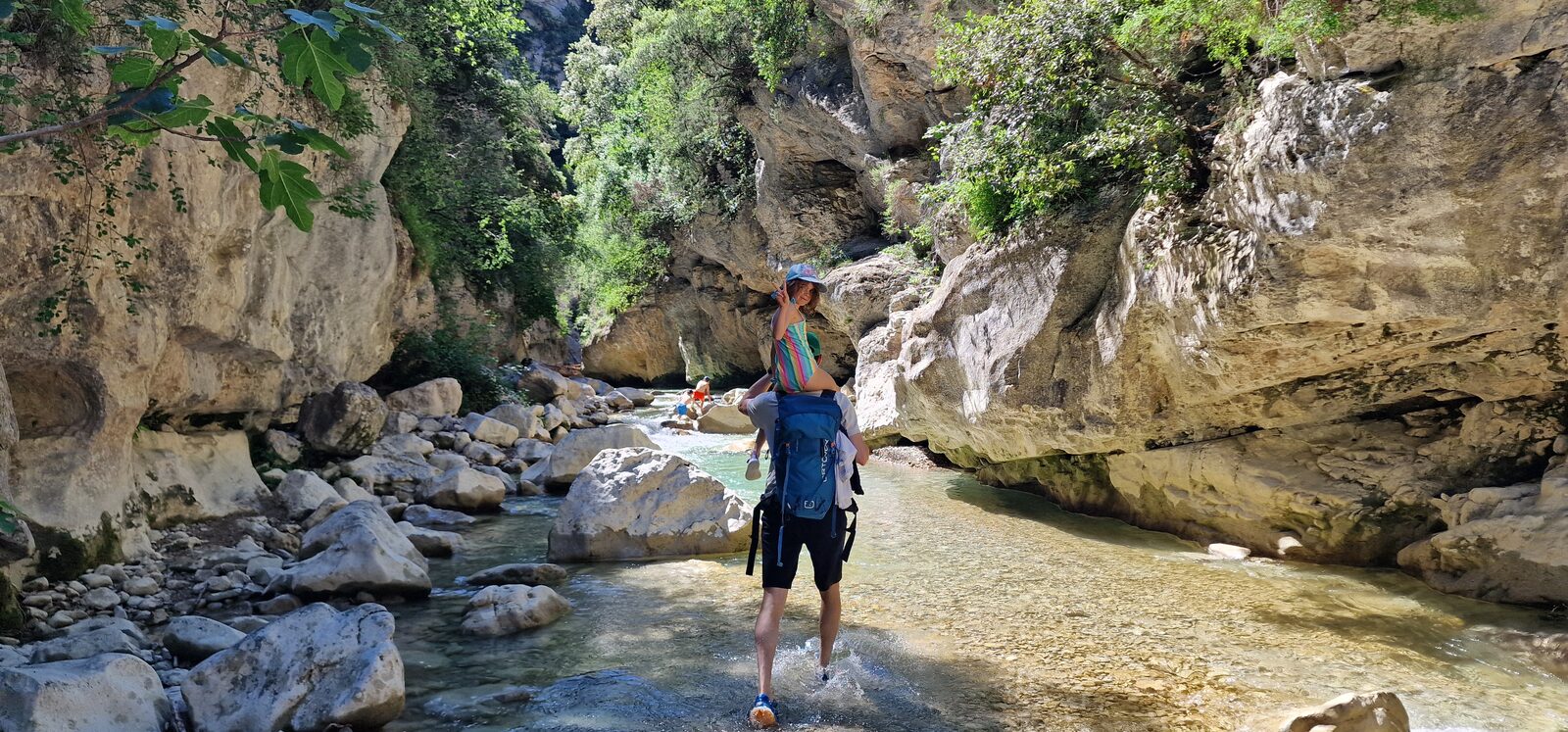 Randonnée dans les Gorges du Toulourenc, marche dans l'eau et paysage minéral