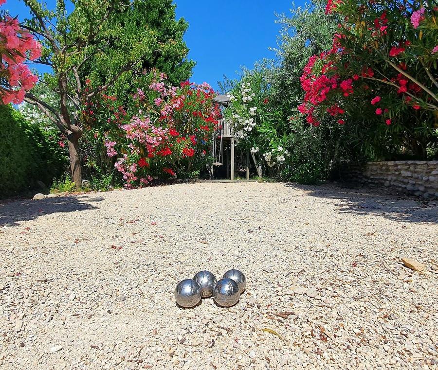 Boules de pétanque dans la cour intérieure