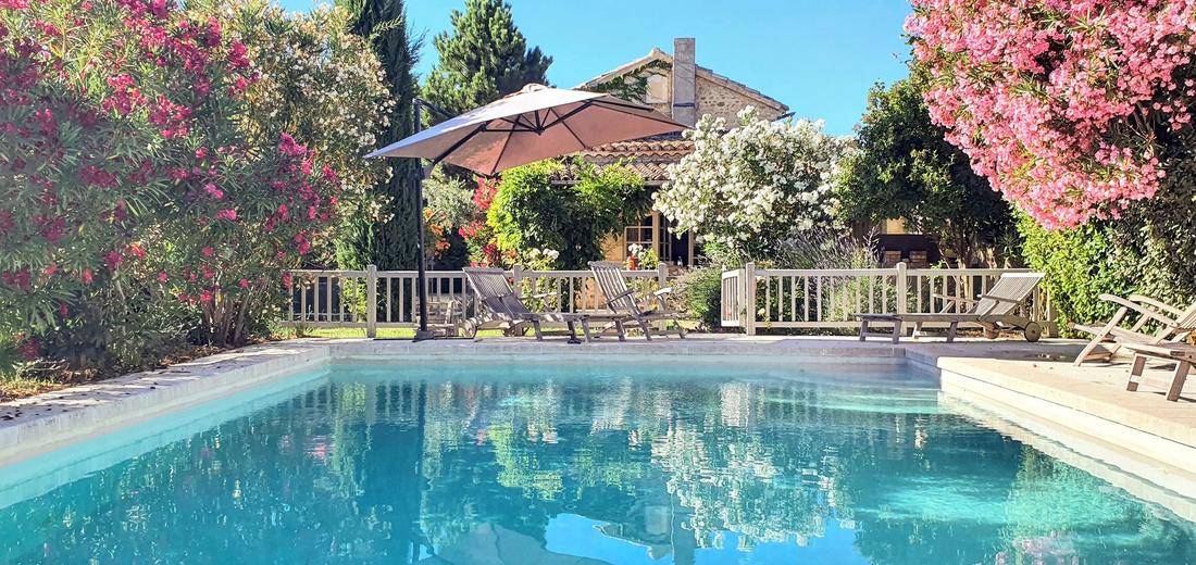 La piscine et son parasol en fin de journée