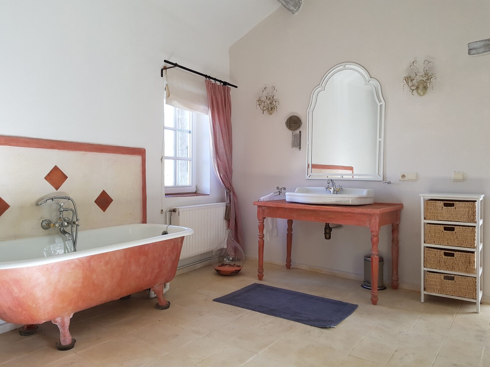 Salle de bain provençale avec baignoire sur pieds patinée terracotta