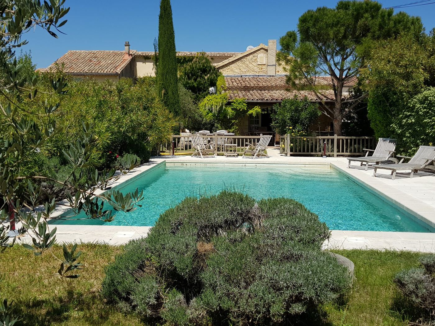 La piscine du Mas des Fleurs, vue large avec la maison en arrière-plan